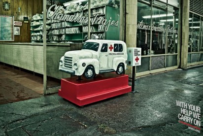 mexican-red-cross-cornea-donation-appeal-ambulance-412x276 Красный крест собирает пожертвования
